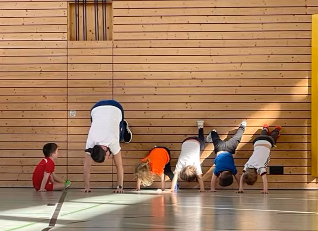 Kleine Gruppe beim Parcour-Training in der Turnhalle